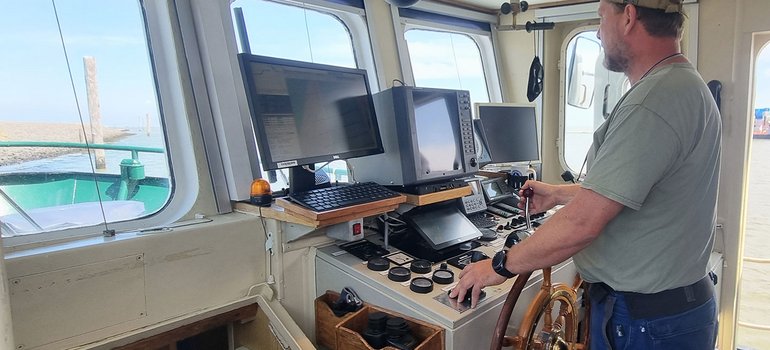 Kapitän der Seefalke Thorsten Uphoff an seinem Steuerstand mit Blick aufs Meer