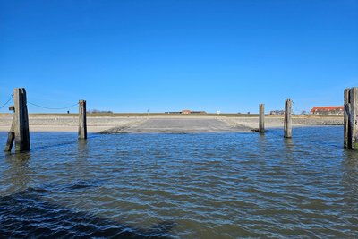 Blick vom Wasser auf die Schwerlastrampe am Ufer