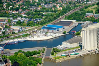 Schleuse im Hafen Brake aus der Luft