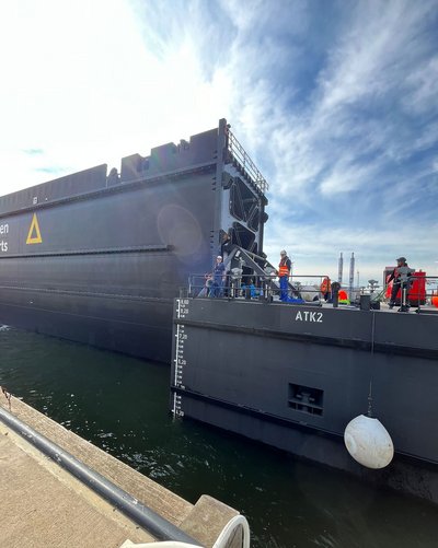 Nach dem Ausschwimmen wird das Reservetor an der Kaje in Eemshaven für den Weitertransport nach Emden vorbereitet. (Bild: Schleusener/NPorts)