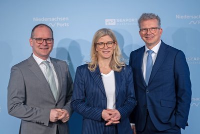 Zogen in einer gemeinsamen Pressekonferenz Bilanz für 2025 (von links): Inke Onnen-Lübben, Geschäftsführerin der Seaports of Niedersachsen GmbH, Grant Hendrik Tonne, Niedersächsischer Minister für Wirtschaft, Verkehr und Bauen, und NPorts-Geschäftsführer Holger Banik. (Bild: Andreas Burmann/NPorts) 
