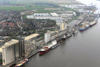 Stromkaje im Hafen Brake aus der Luft mit diversen Schiffen und Hafengebäuden