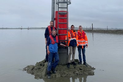 Dieses NPorts-Team sorgte dafür, dass den Schiffen in Norddeich weiterhin zuverlässig der sichere Weg gewiesen wird: Bauleiter Immo Remmers (von rechts) sowie Thole Saathoff, Holger de Vries und Reno Heddinga vom Technischen Service.