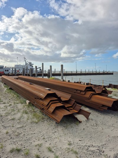 Material für die Sandfangwand: In der kommenden Woche sollen die Arbeiten beginnen. (Bild: Wilko Feeken/NPorts)
