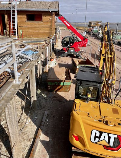 Baustelle (Aufnahme vom 27.2.26): Die Arbeiten am ehemaligen Hafenbetriebsgebäude auf Wangerooge sind voll im Gange. (Bild: Bokeloh/NPorts)
