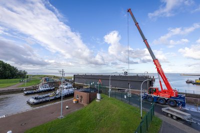 Große Seeschleuse im Hafen Emden mit Kran