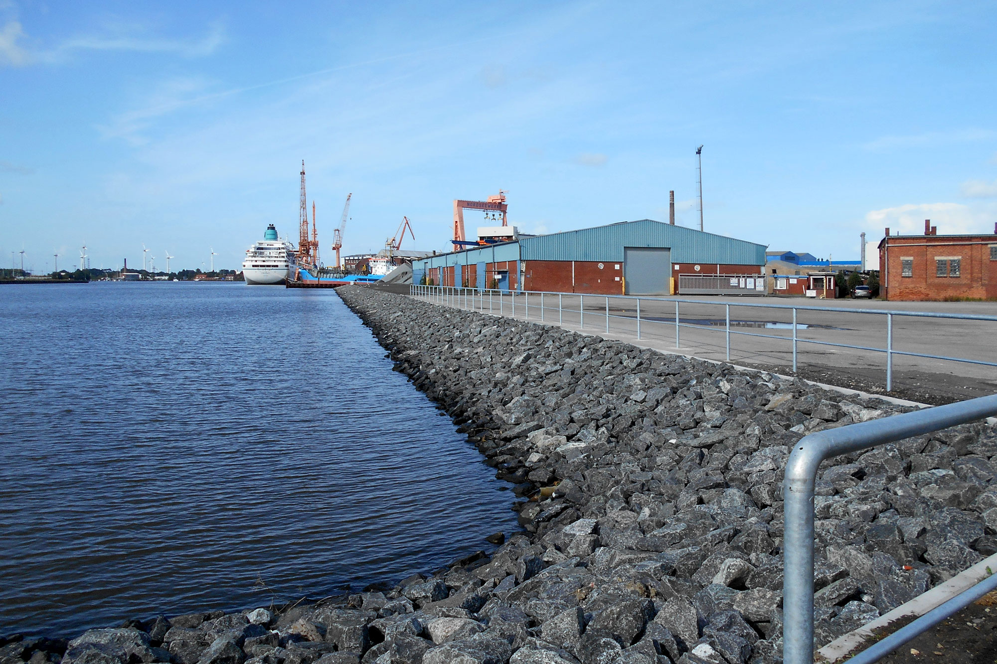 Industriehafenkaje im Hafen Emden