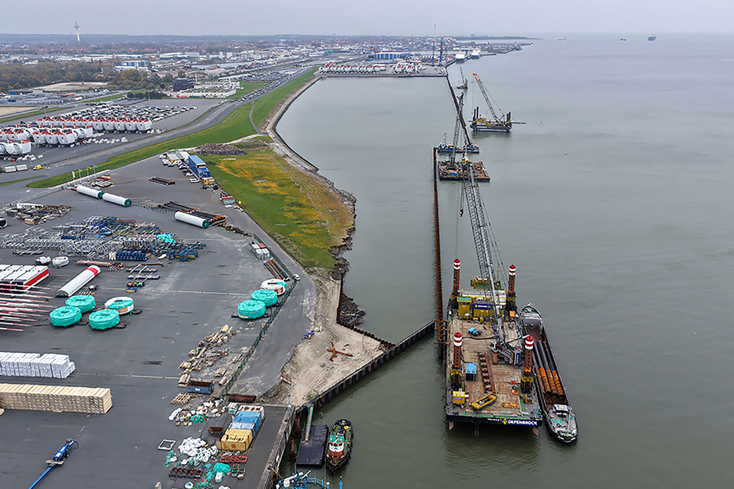 Die neue durchgehende Spundwandlinie zeigt den Fortschritt im Hafen Cuxhaven: Der Lückenschluss zwischen den Liegeplätzen 5 und 7 ist geschafft.