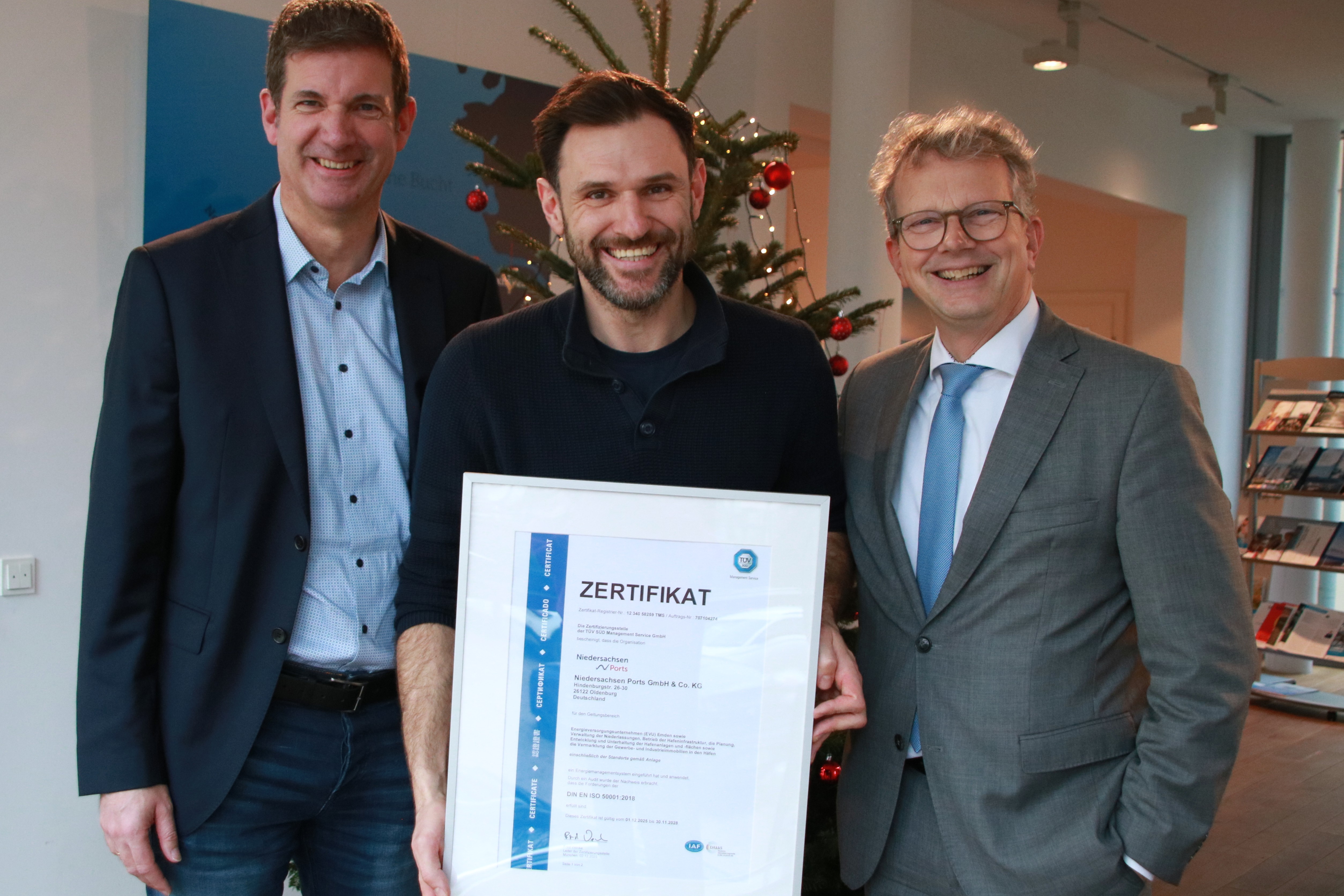 Volker Weiß, Matthäus Wuczkowski und Holger Banik mit dem Energiemanagement-Zertifikat