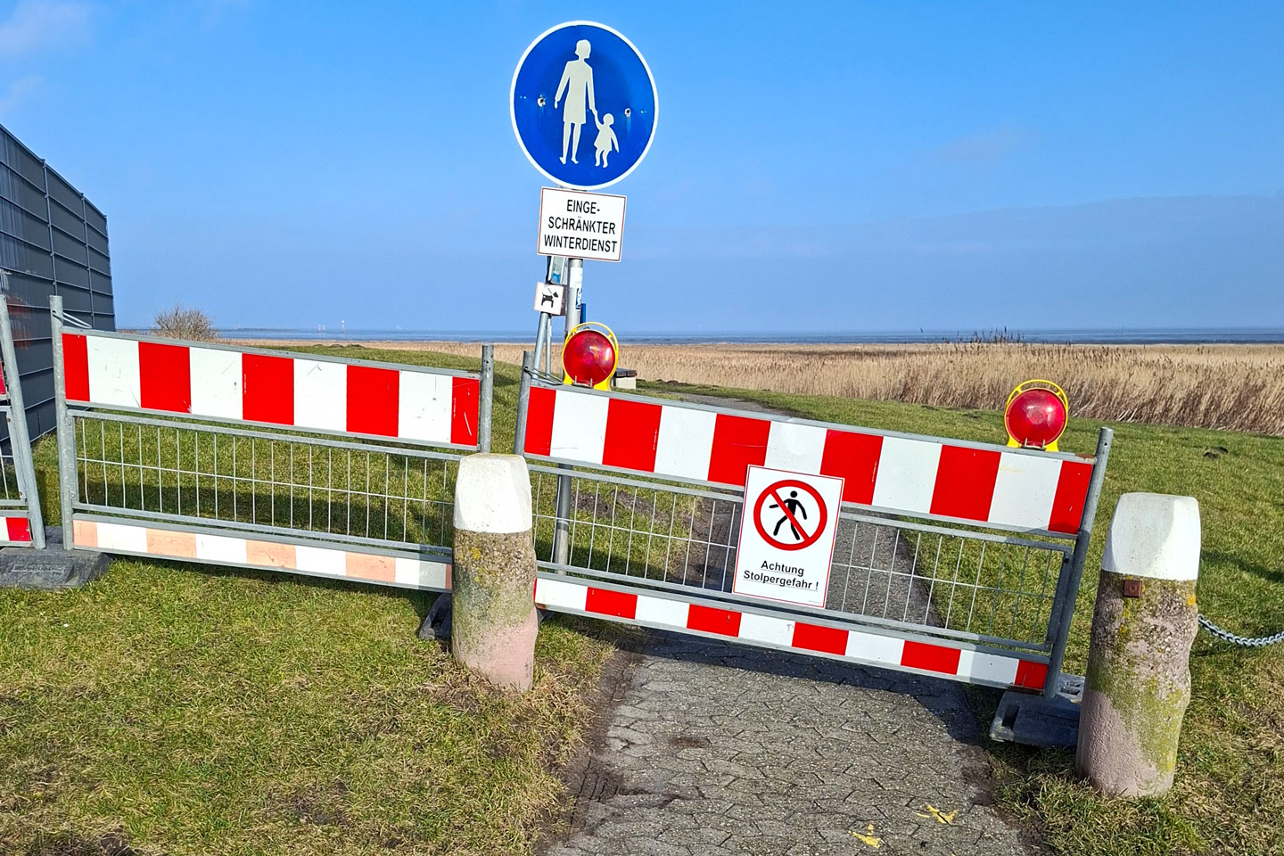 Gesperrter Rundweg: im Hafen Norddeich musste der Rundweg auf dem Hafendamm im Hafendeich wegen mehrerer Stolperstellen infolge des Frosts vorsorglich gesperrt werden.