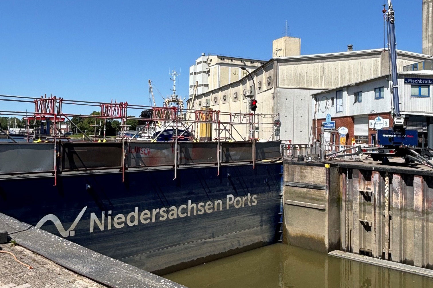Eine provisorische Gerüstkonstruktion ermöglicht derzeit die Überquerung des Binnentores der Braker Schleuse. (Bilder: Jahn/NPorts)