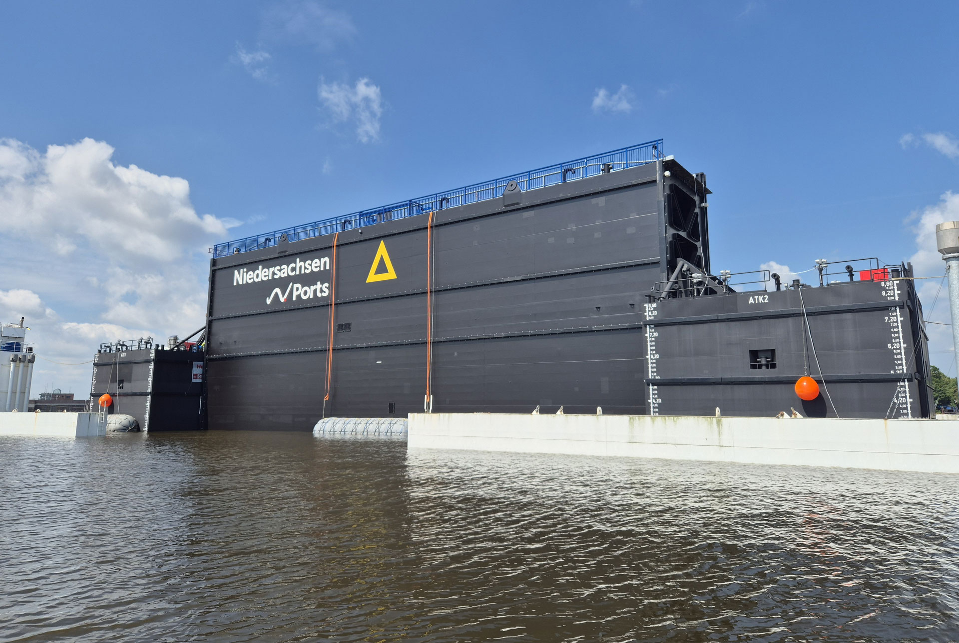 Das neue Reservetor für die Große Seeschleuse auf der „BHV Innovation“ im Emder Hafen. Die beiden seitlich angeordneten Auftriebskörper reduzieren nach dem Ausschwimmen den Tiefgang des rund 1.200 Tonnen schweren Tores. (Bilder: Ziegeler/NPorts)