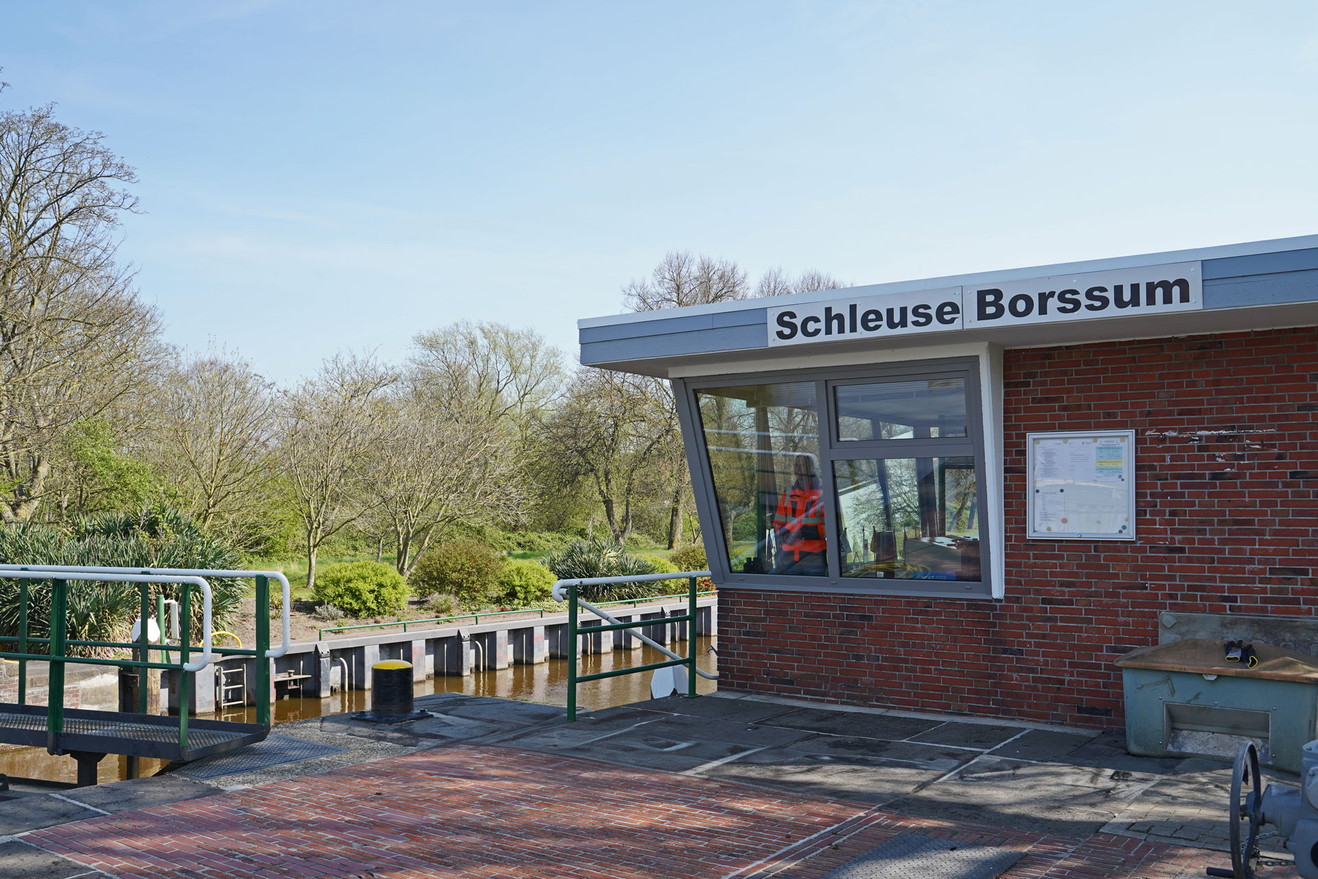 Schleusenwärterhäuschen an der Schleuse Borssum im Hafen Emden
