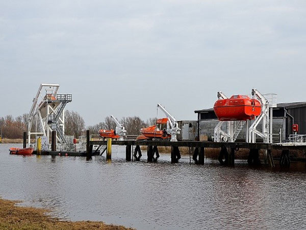 Steganlage des Maritimen Kompetenzzentrums Elsfleth mit diversen Trainingsgeräten