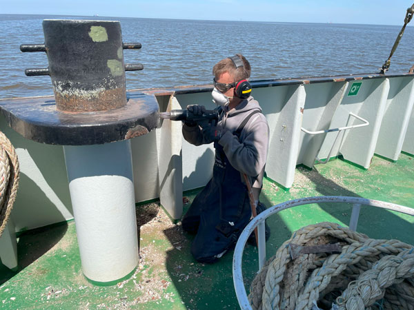 Schleifarbeiten an Deck der Seekrabbe