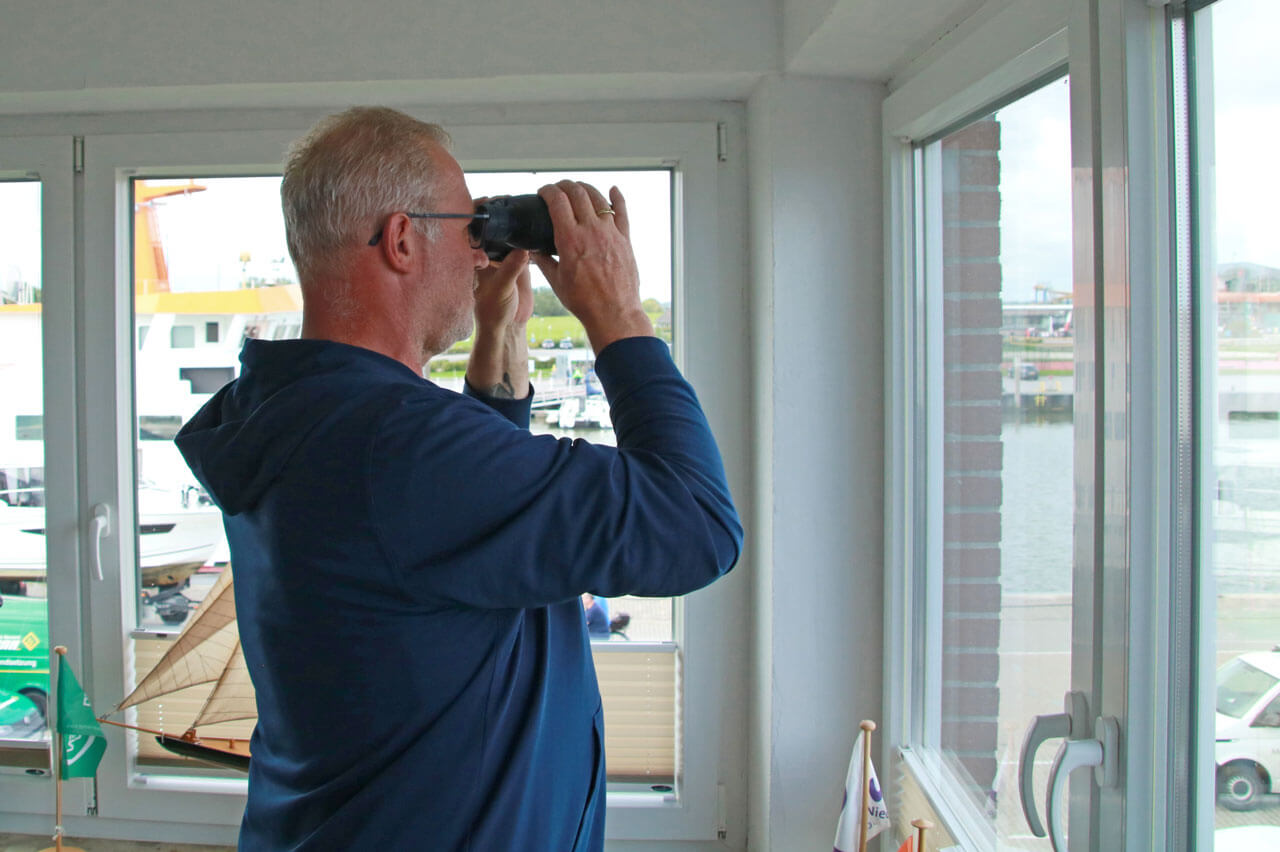 Thorsten Caspers blickt mit dem Fernglas aus der Meldestelle