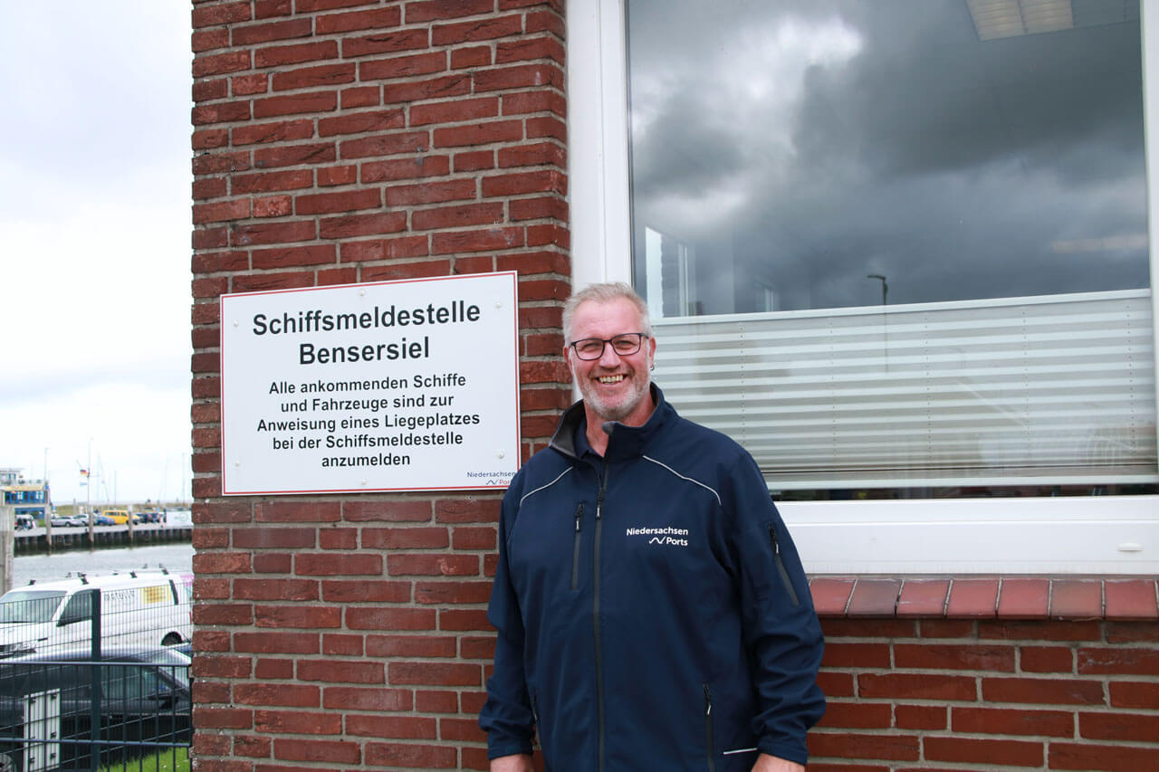 Thorsten Caspers vor der Schiffsmeldestelle Bensersiel