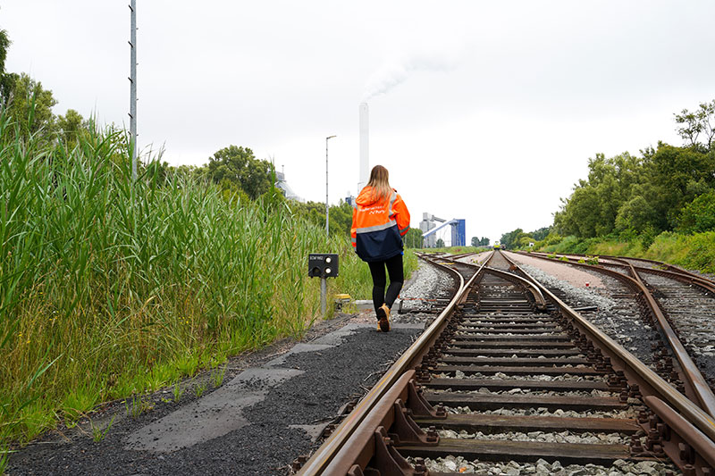 Romina Hanisch läuft entlang der Bahngleise der Hafenbahn