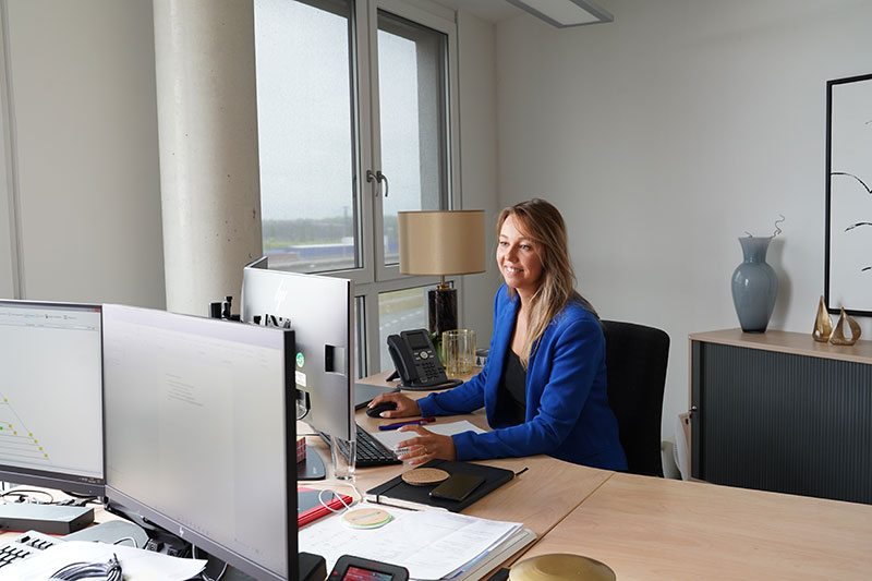 Romina Hanisch am Schreibtisch im Büro