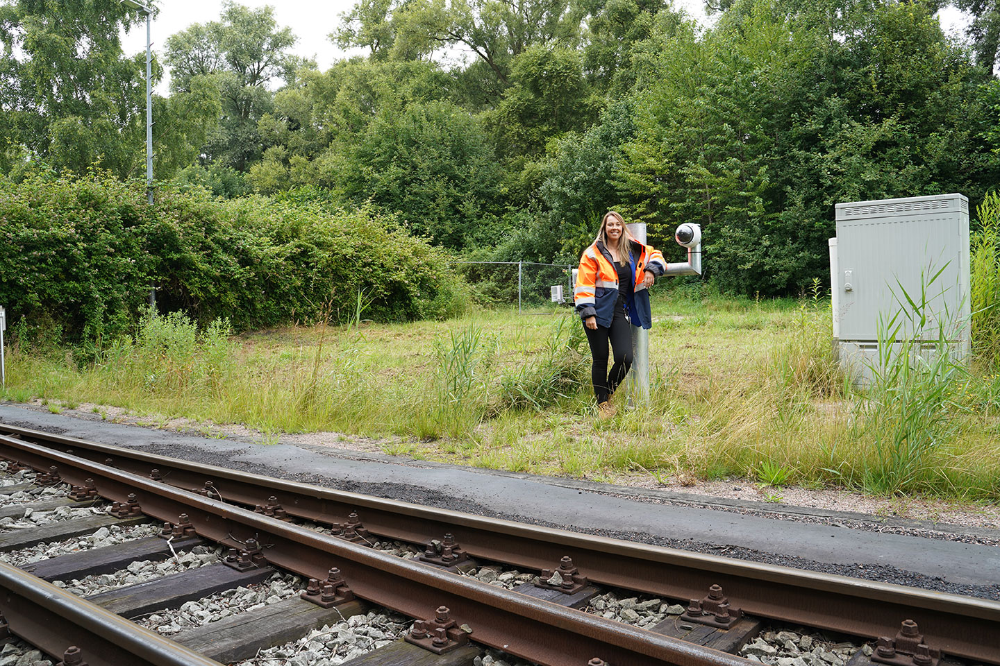 Romina Hanisch KI-Kamera Romina Hanisch an Bahngleisen bei der KI-Kamera für das Projekt RaDaR