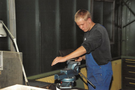 Michael Künkenrenken an einem Schraubstock Michael Künkenrenken als junger Facharbeiter an einem Schraubstock