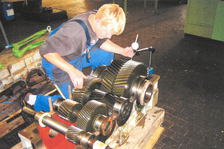 Michael Künkenrenken an einem großen Getriebe Michael Künkenrenken als junger Facharbeiter an einem großen Getriebe