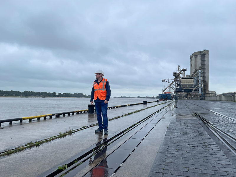 Michael Künkenrenken am Kai im Hafen Brake an einem regnerischen Tag