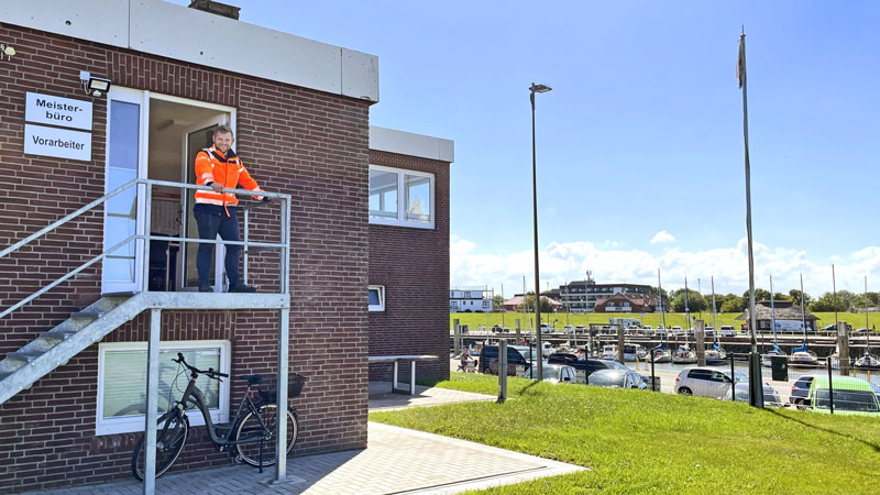 Thorsten Arends auf der Treppe vor dem Meisterbüro im Hafen Bensersiel