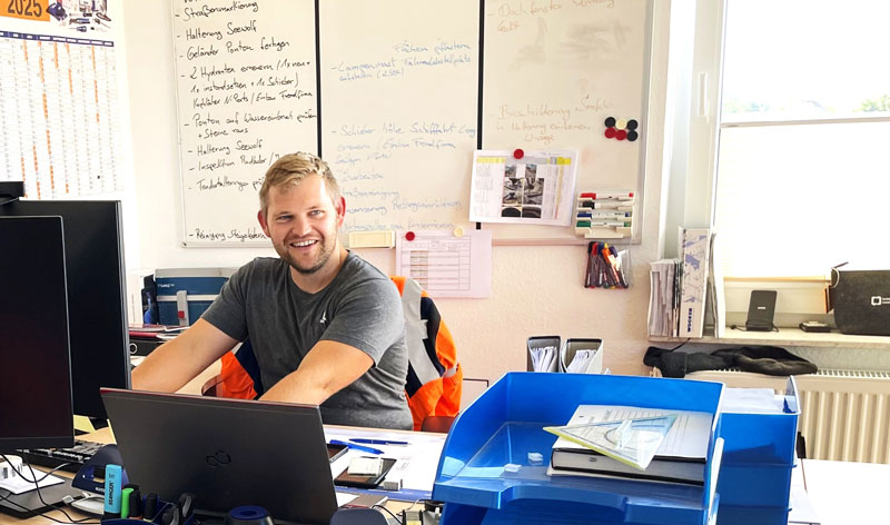 Thorsten Arends an seinem Schreibtisch in seinem Büro