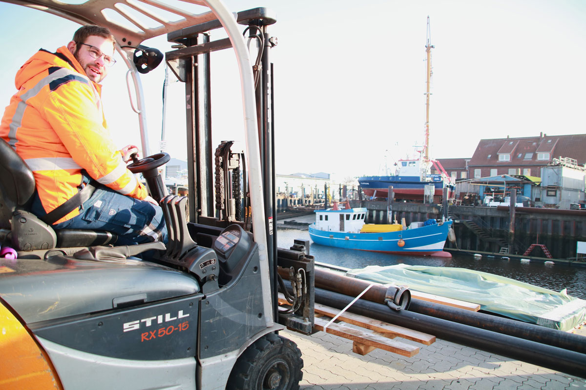Jonas Höfers im Hafen auf einem Gabelstapler