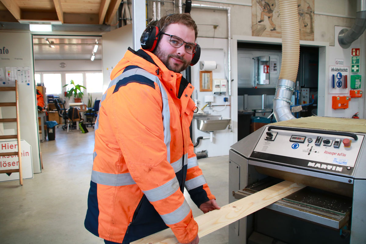 Jonas Höfers in einer Werkstatt bei Holzarbeiten