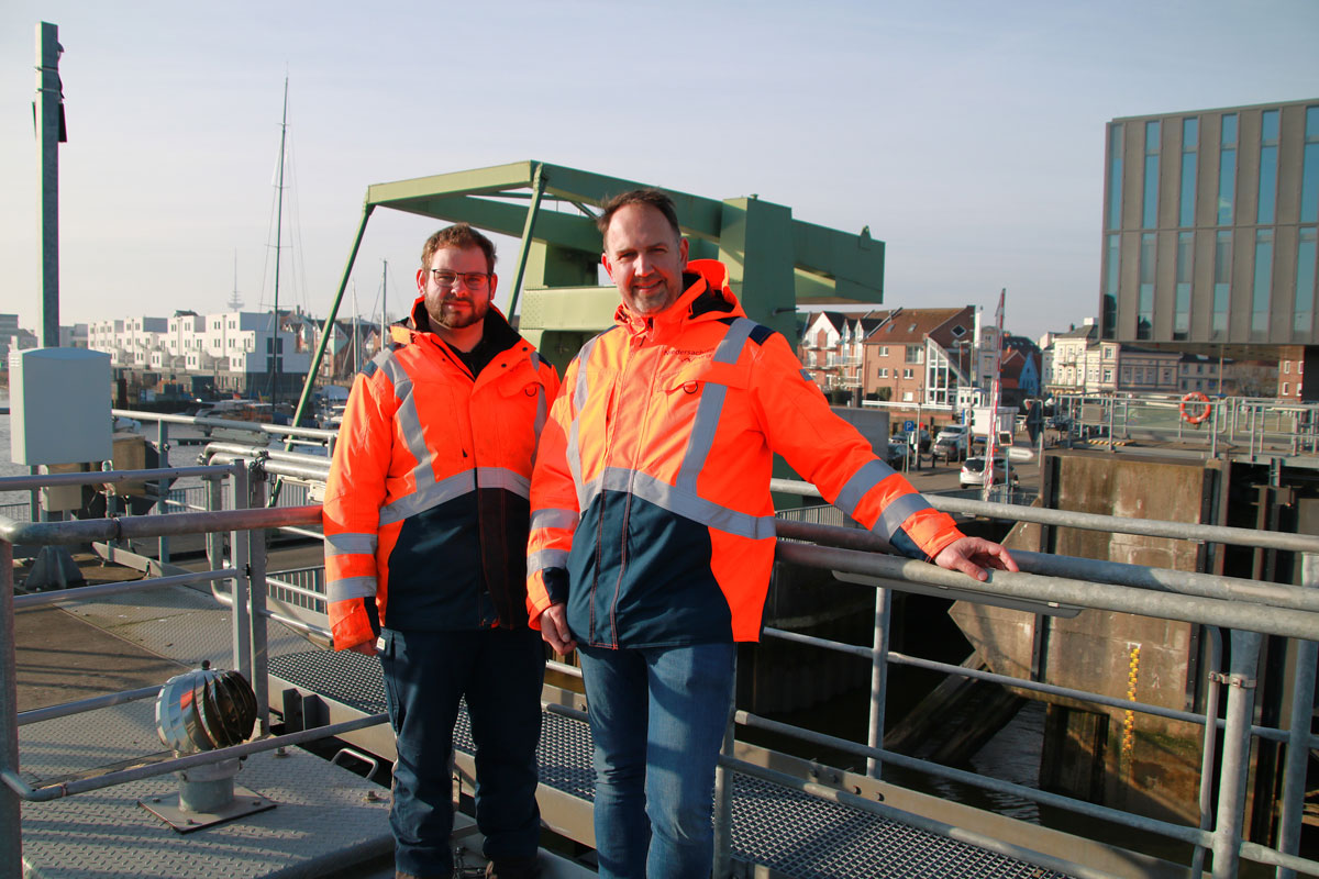 Jonas Höfers und Stefan Hartwig an der Klappbrücke