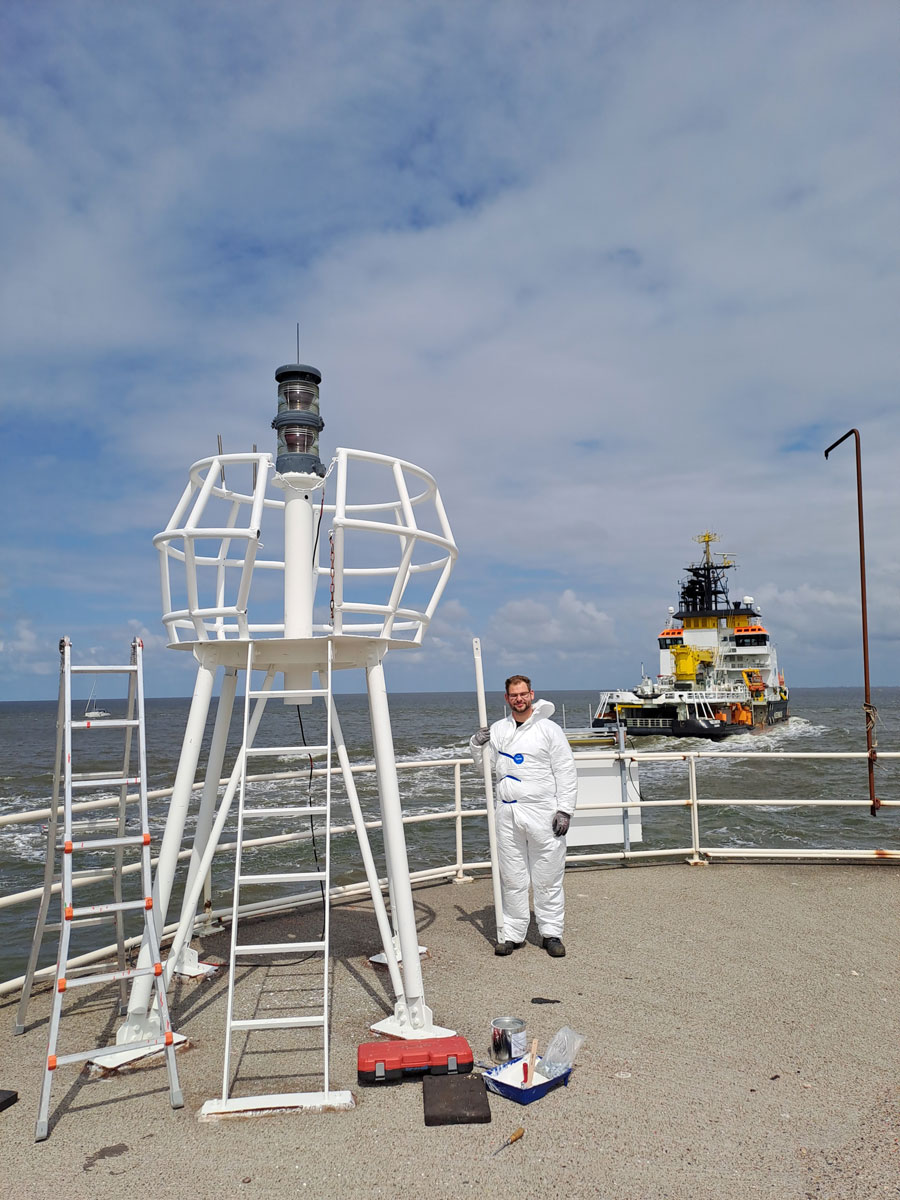 Jonas Höfers bei der Restauration des Hafenfeuers