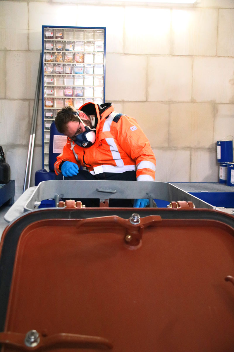 Jonas Höfers bei Streicharbeiten in einer Werkstatt