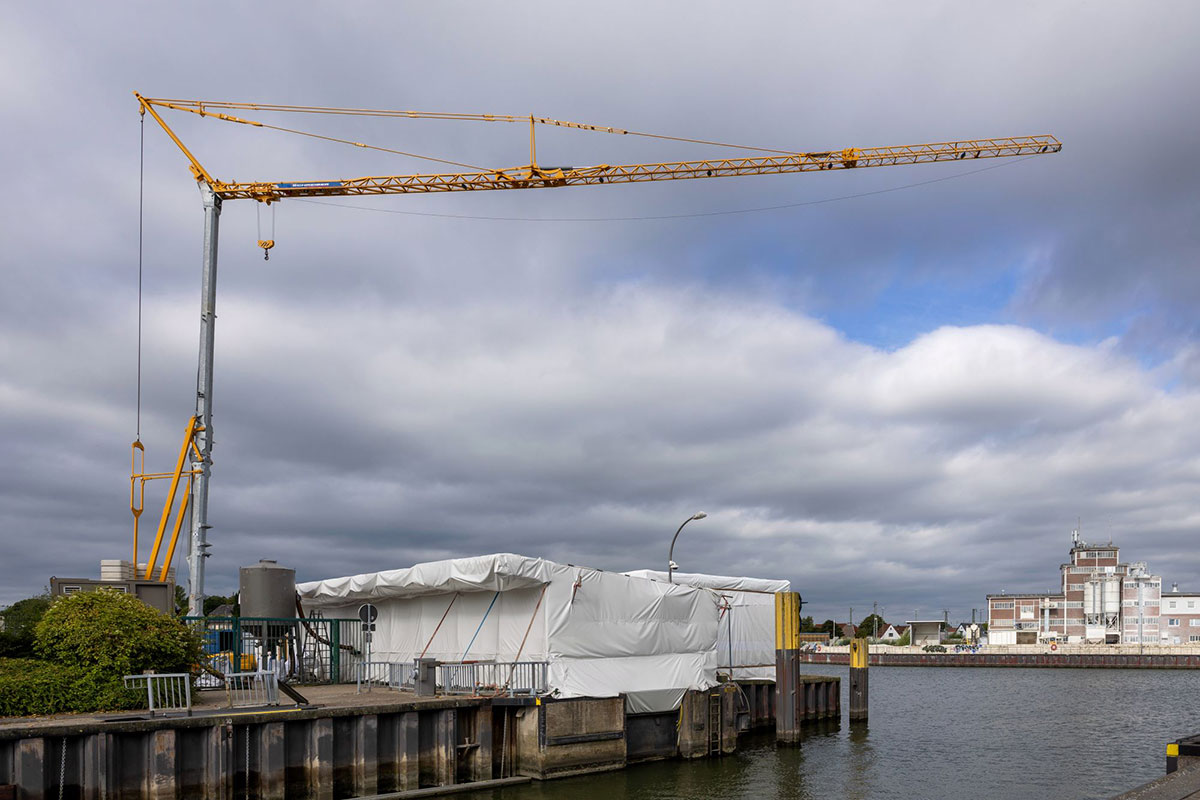 Kran auf der Baustelle der Braker Schleuse