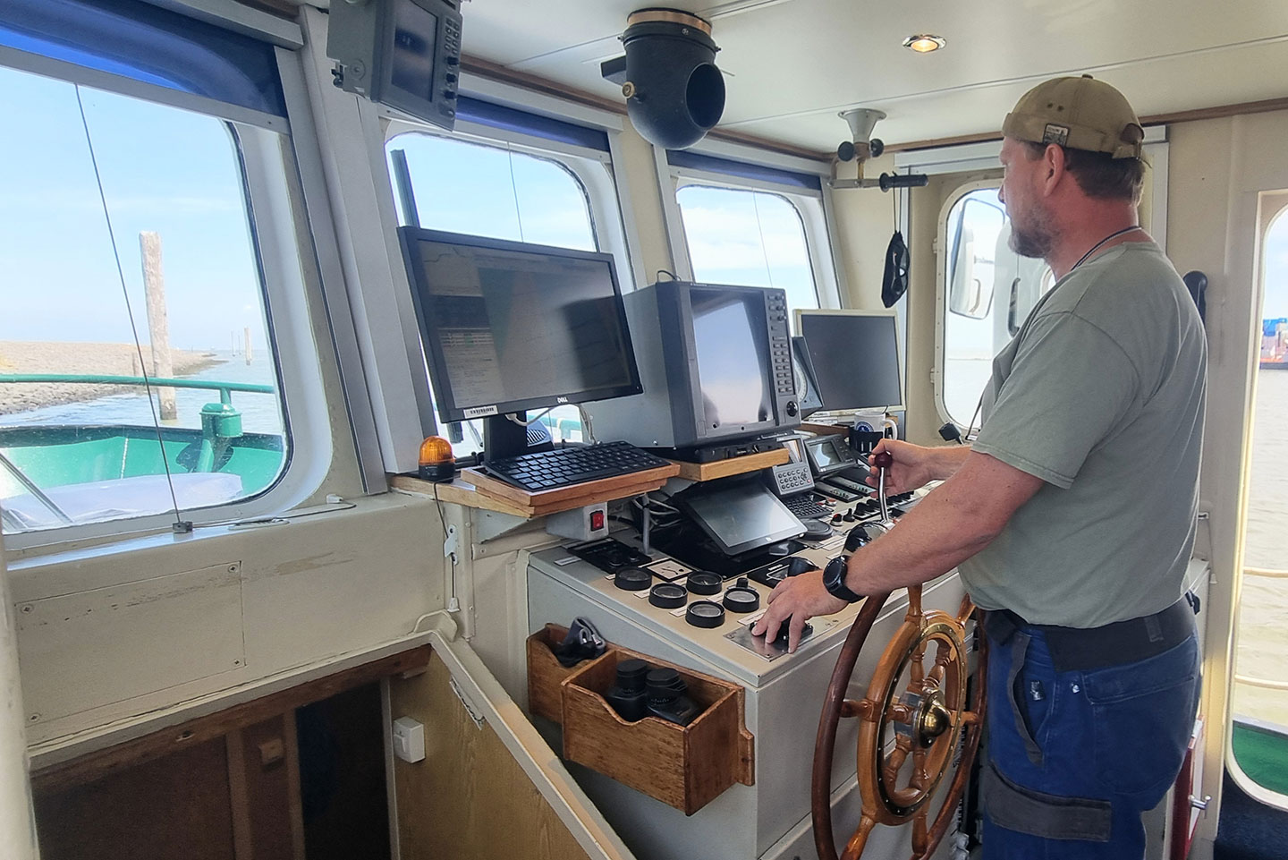 Kapitän der Seefalke Thorsten Uphoff an seinem Steuerstand mit Blick aufs Meer