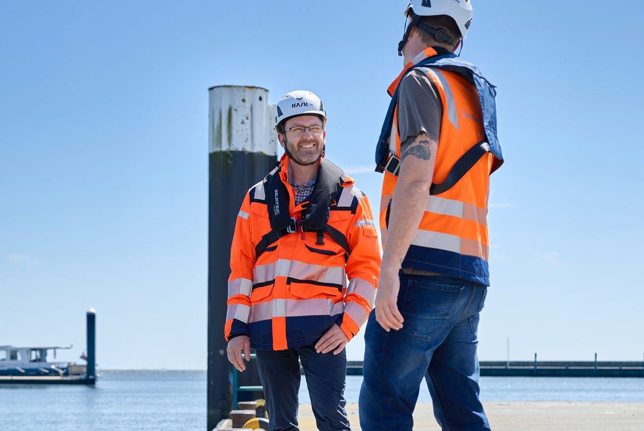 Lucas Gall und ein kollege im Hafen stehend im Gespräch