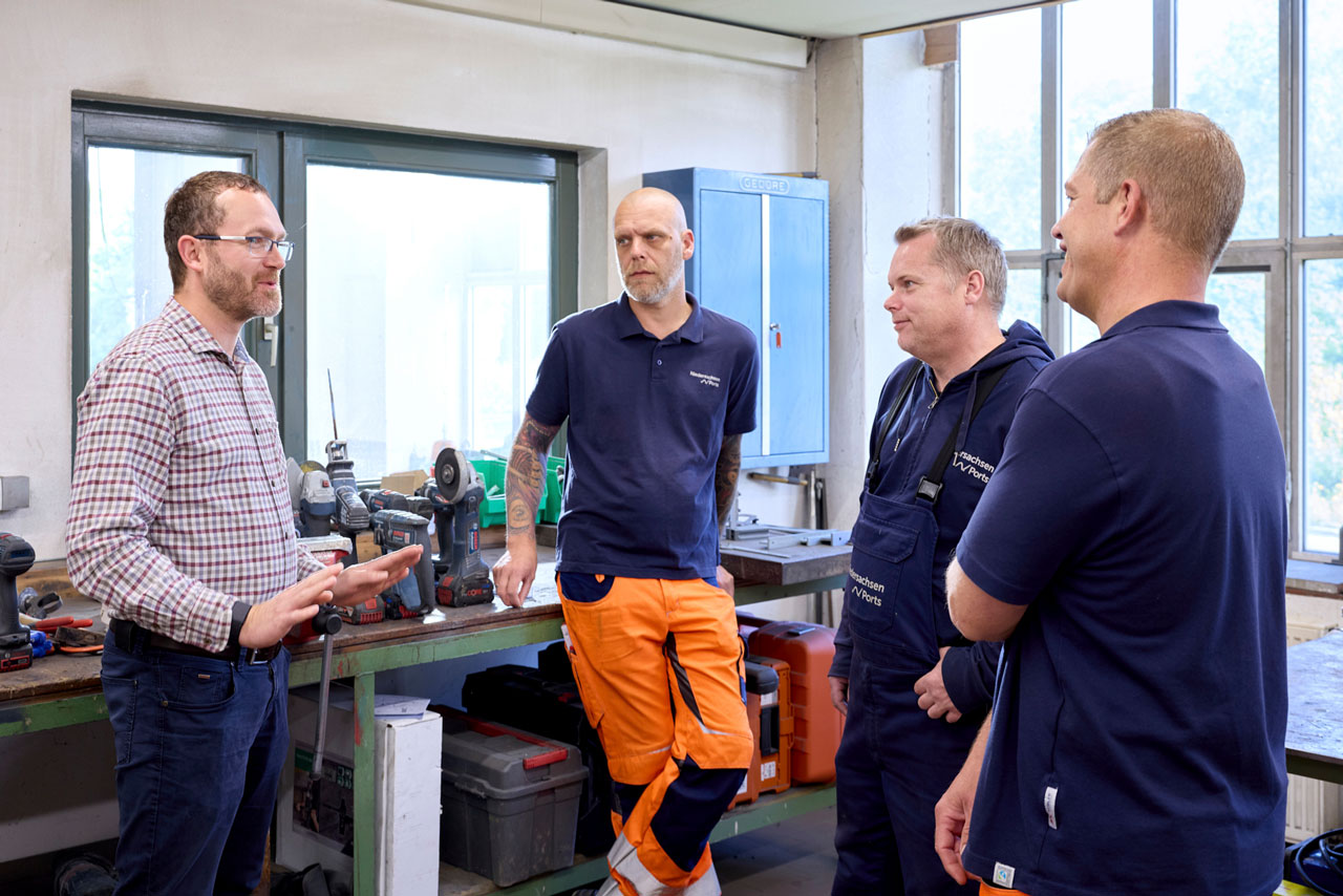 Lucas Gall (von links) im Gespräch mit Nils Stern, Rewert Reents und Gerrit Kathmann vom Technischen Service